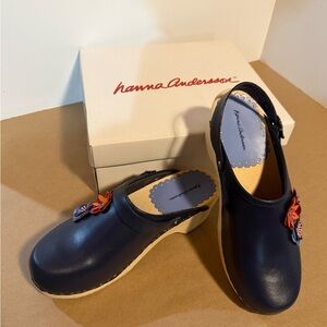 Hanna Andersson Navy corsage clogs, new in box